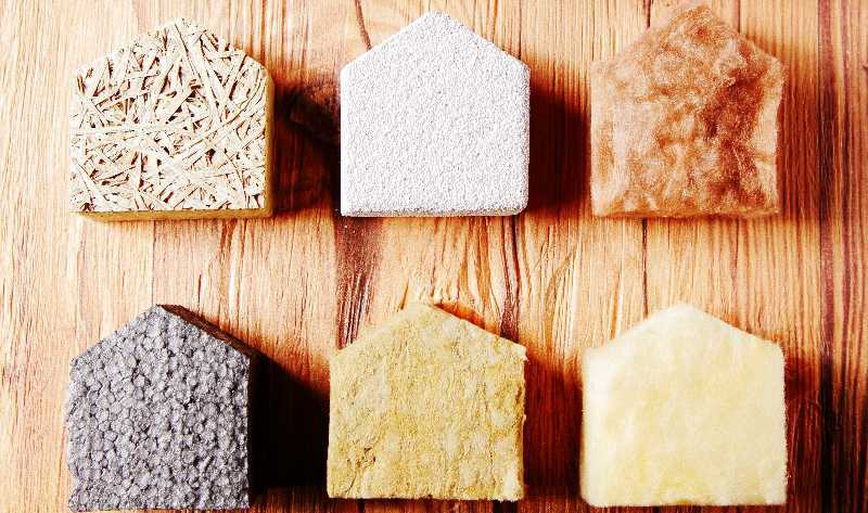 6 house-shaped samples of insulation materials.